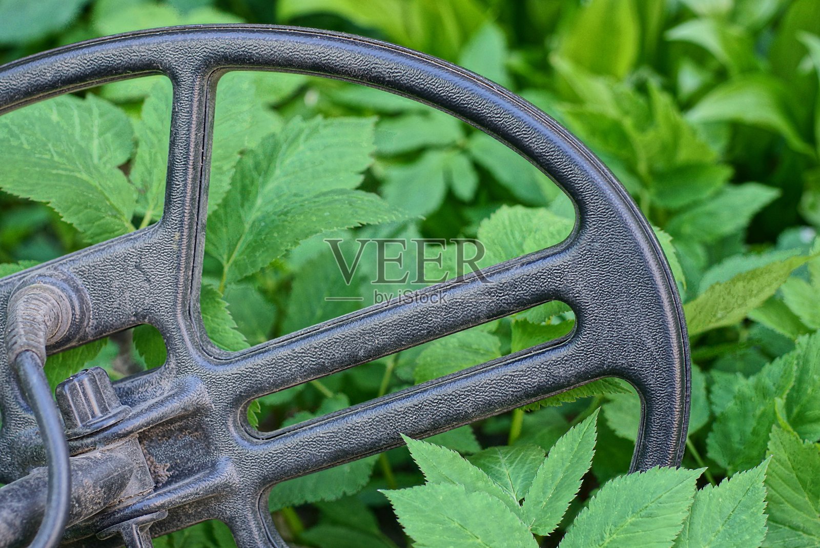 金属探测器黑色塑料线圈的一部分照片摄影图片