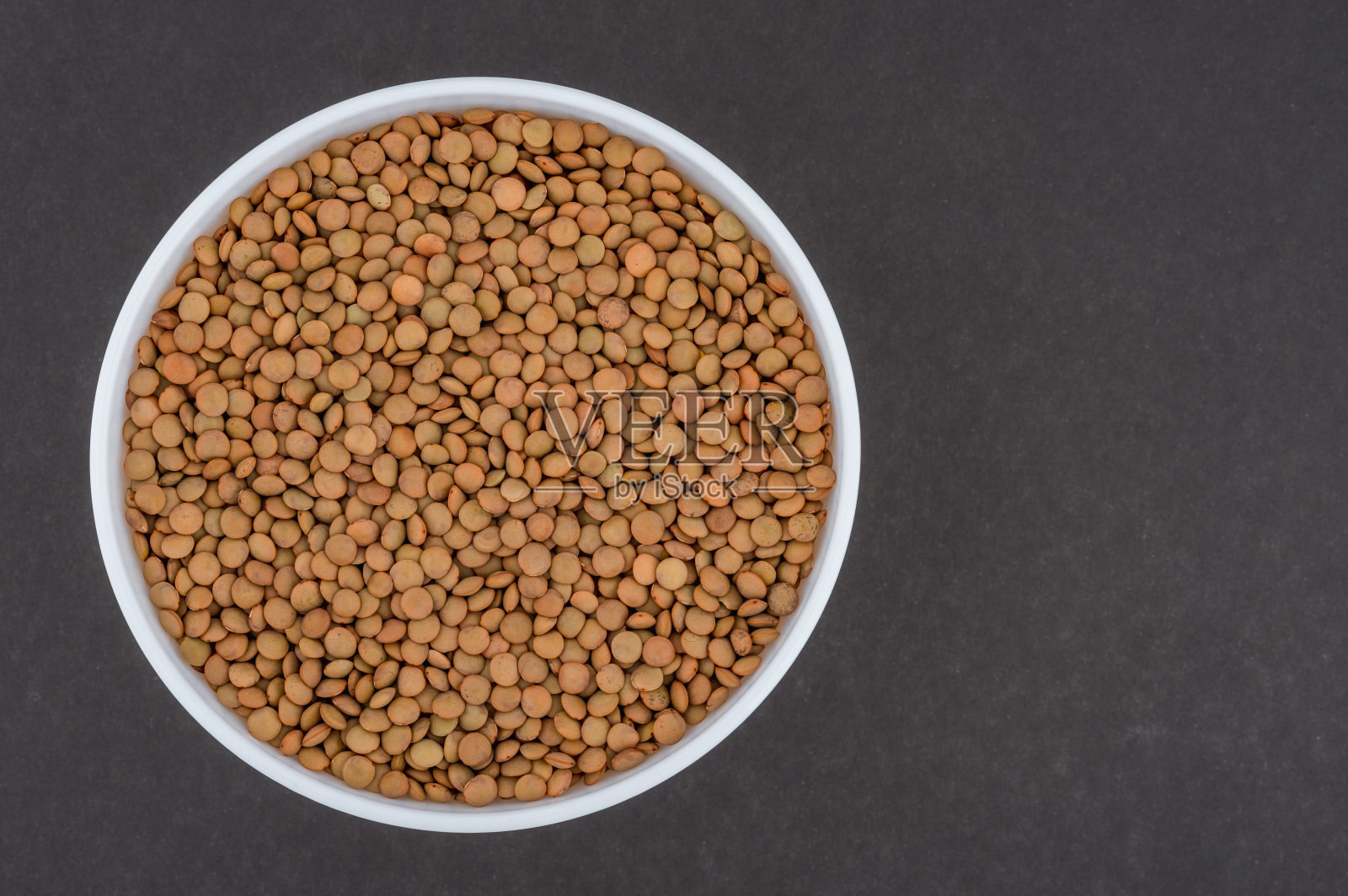 白玻璃碗里的小扁豆照片摄影图片