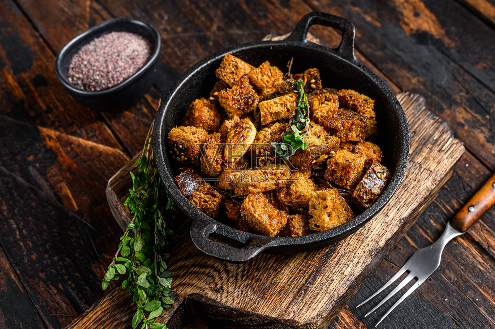黑麦脆皮面包饼干。木制背景。俯视图照片摄影图片