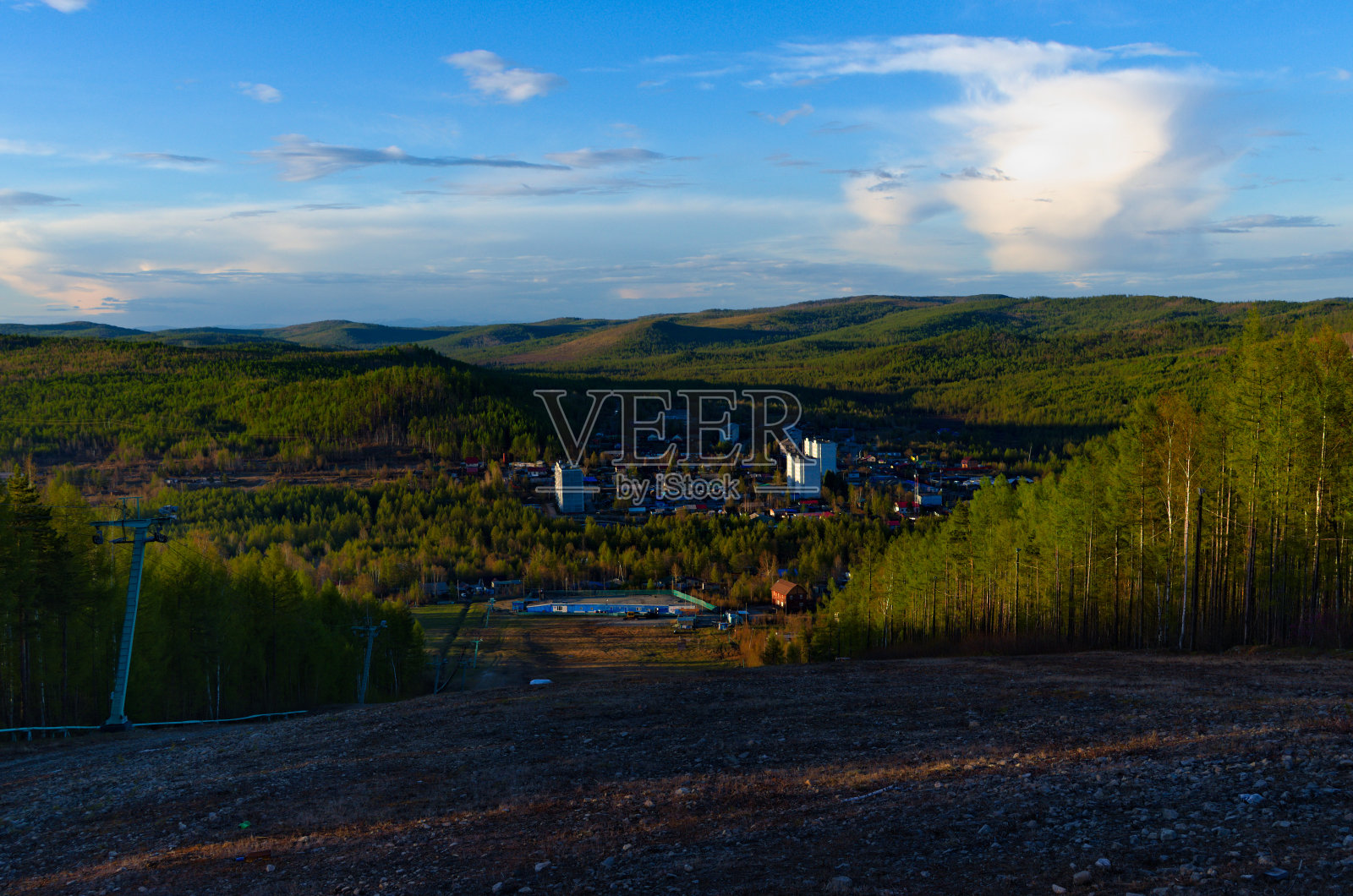 从滑雪坡到城市的景色照片摄影图片