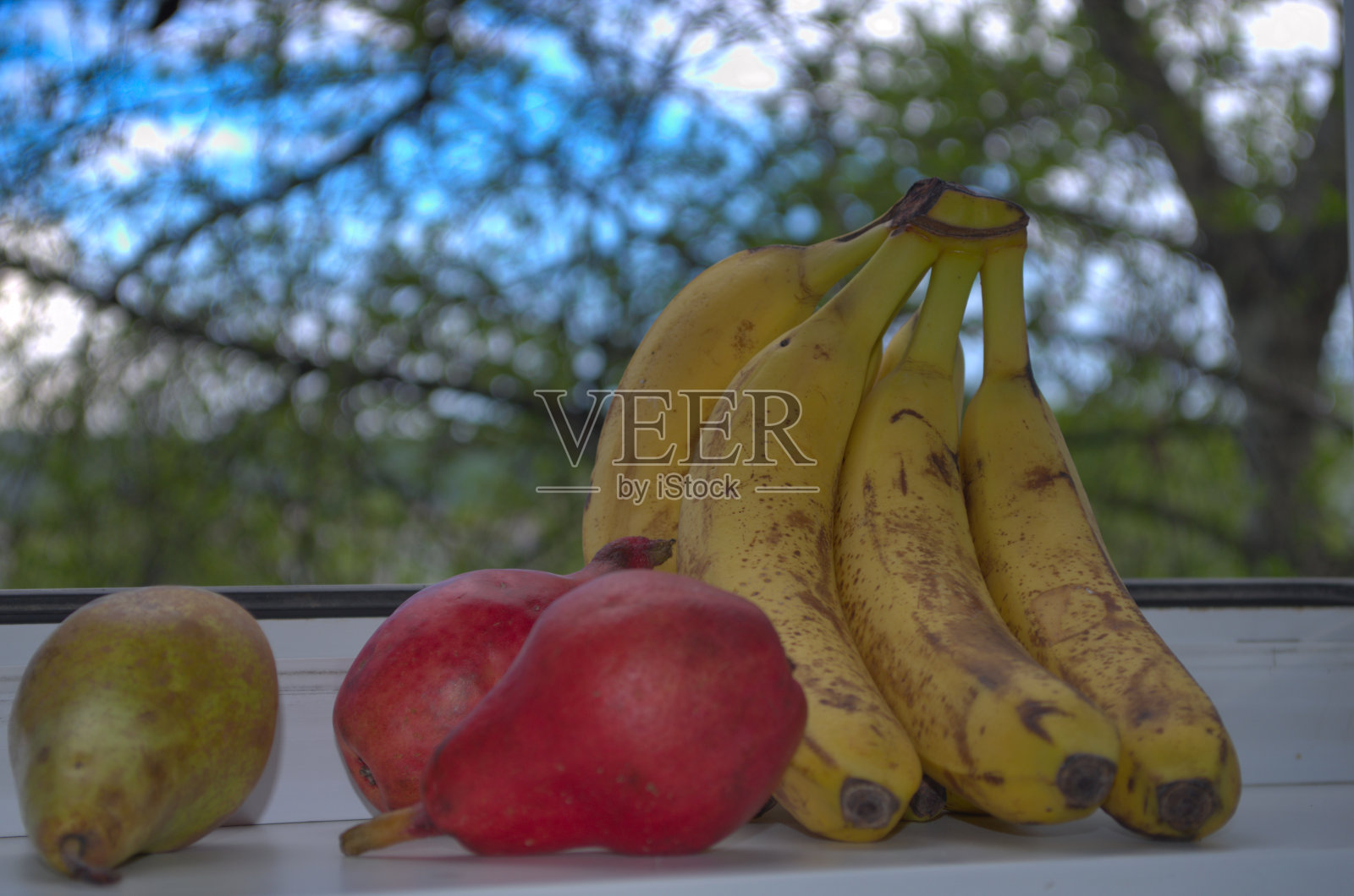 水果在窗户上照片摄影图片