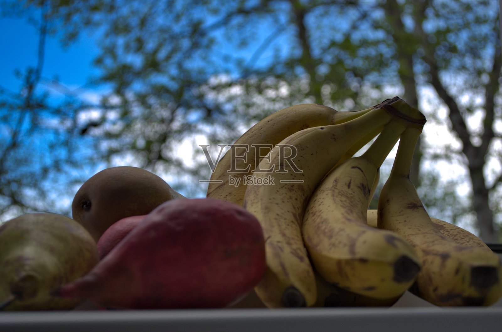 水果在窗户上照片摄影图片