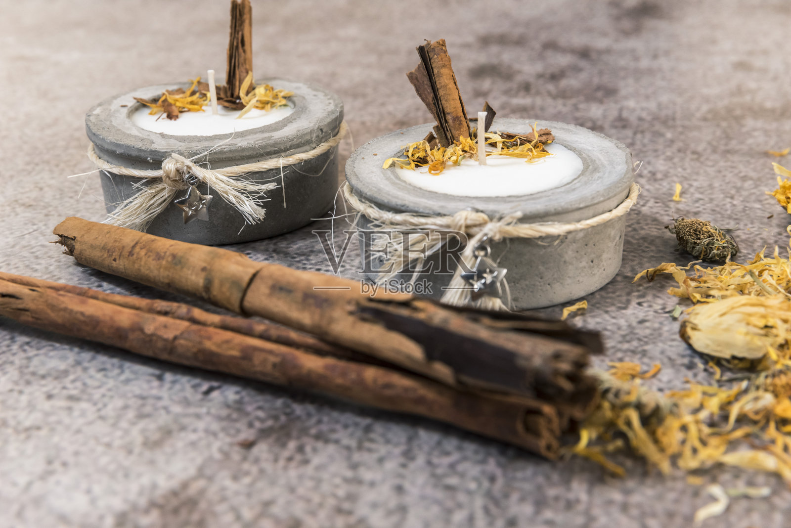 产品摄影，芳香蜡烛，与宜人的苹果肉桂气味，水果混合物有放松性质照片摄影图片