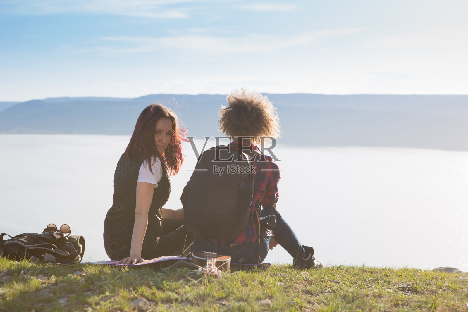 两个漂亮的女孩正在山里旅行照片摄影图片