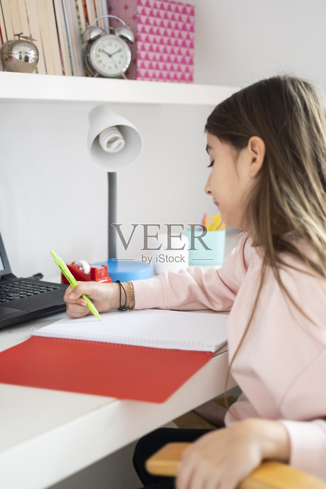 小女孩在家教育，笔记本是塑料的照片摄影图片