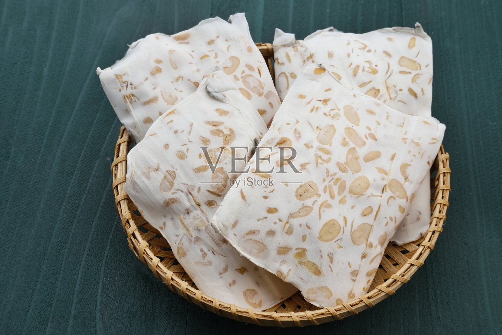 印尼的传统食物，由发酵的大豆制成。照片摄影图片