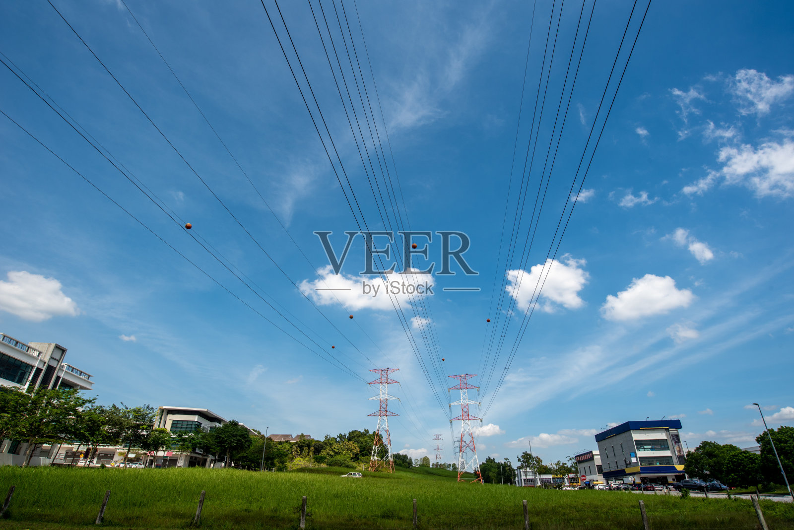 蓝天背景下的高压塔照片摄影图片