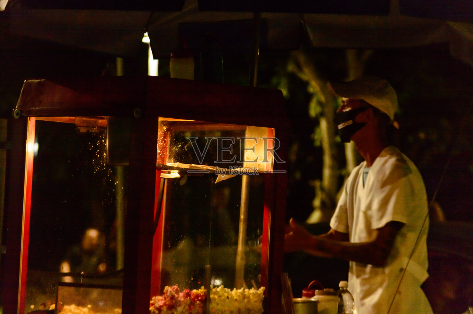 一个街头小吃工人照片摄影图片