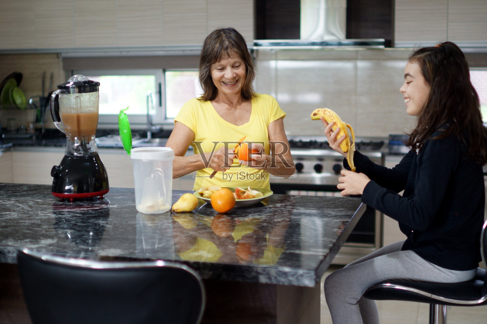 奶奶和孙女准备一份顺利照片摄影图片