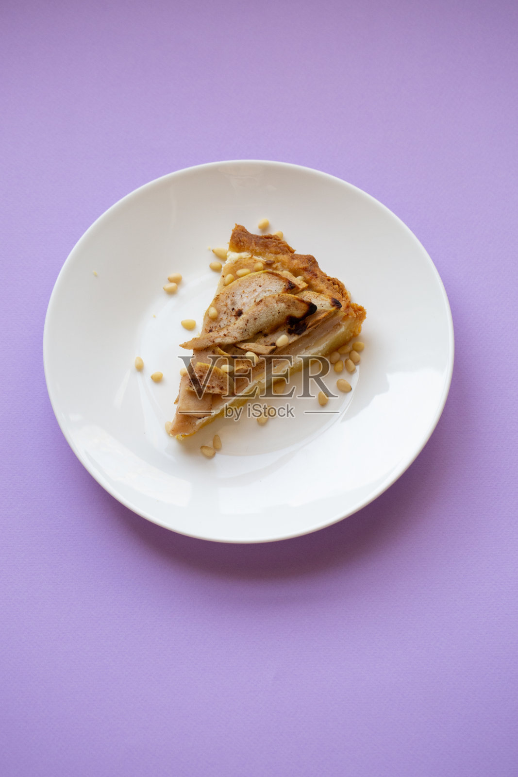 美味的早餐，有白软干酪，梨派和茶照片摄影图片