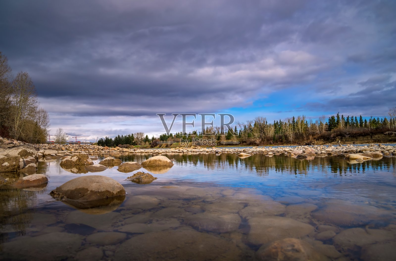 弓河上的穆迪云照片摄影图片