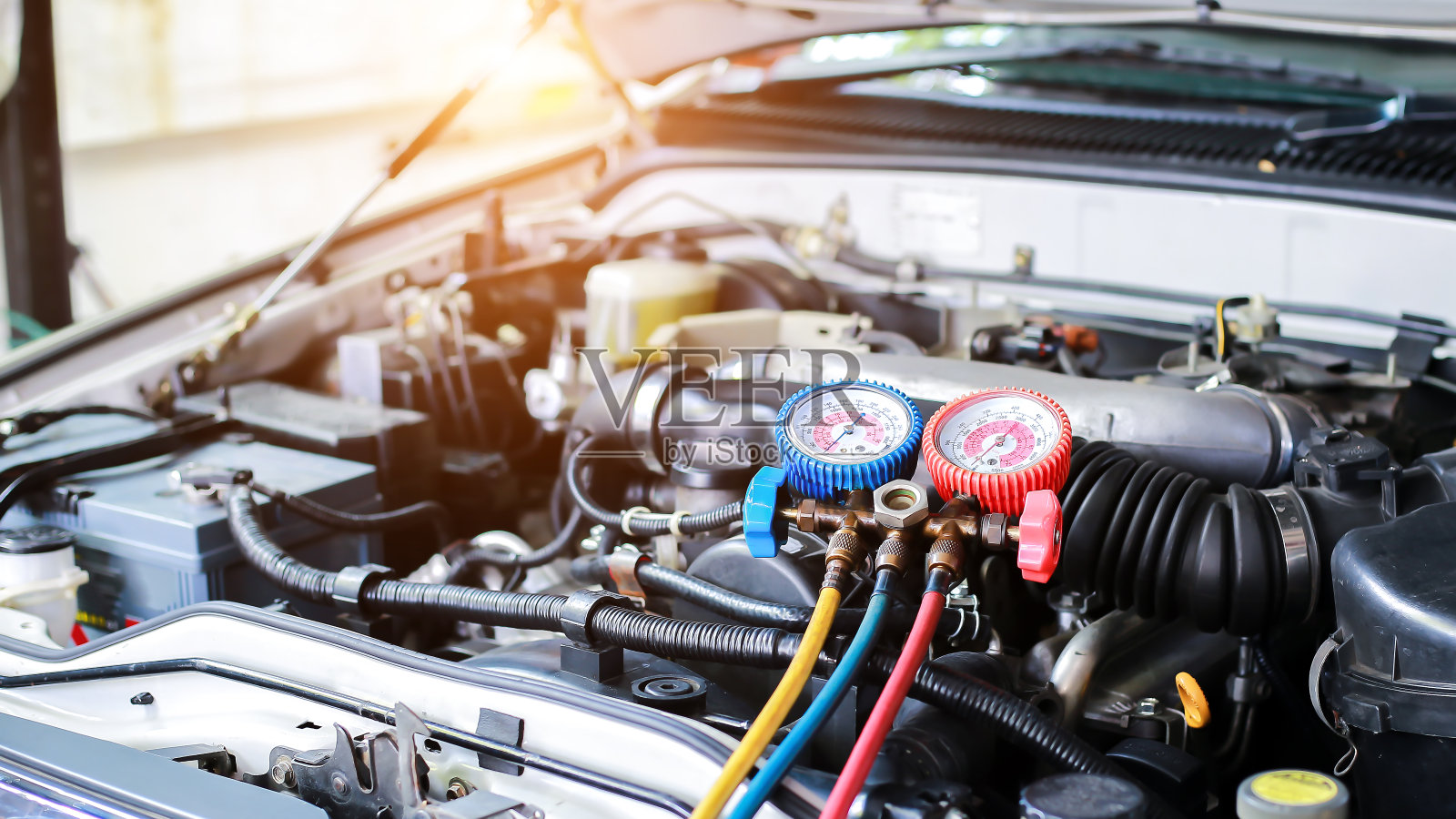 汽车空调检查服务，检漏，充注制冷剂。设备和仪表液冷在车由专业技术人员。照片摄影图片