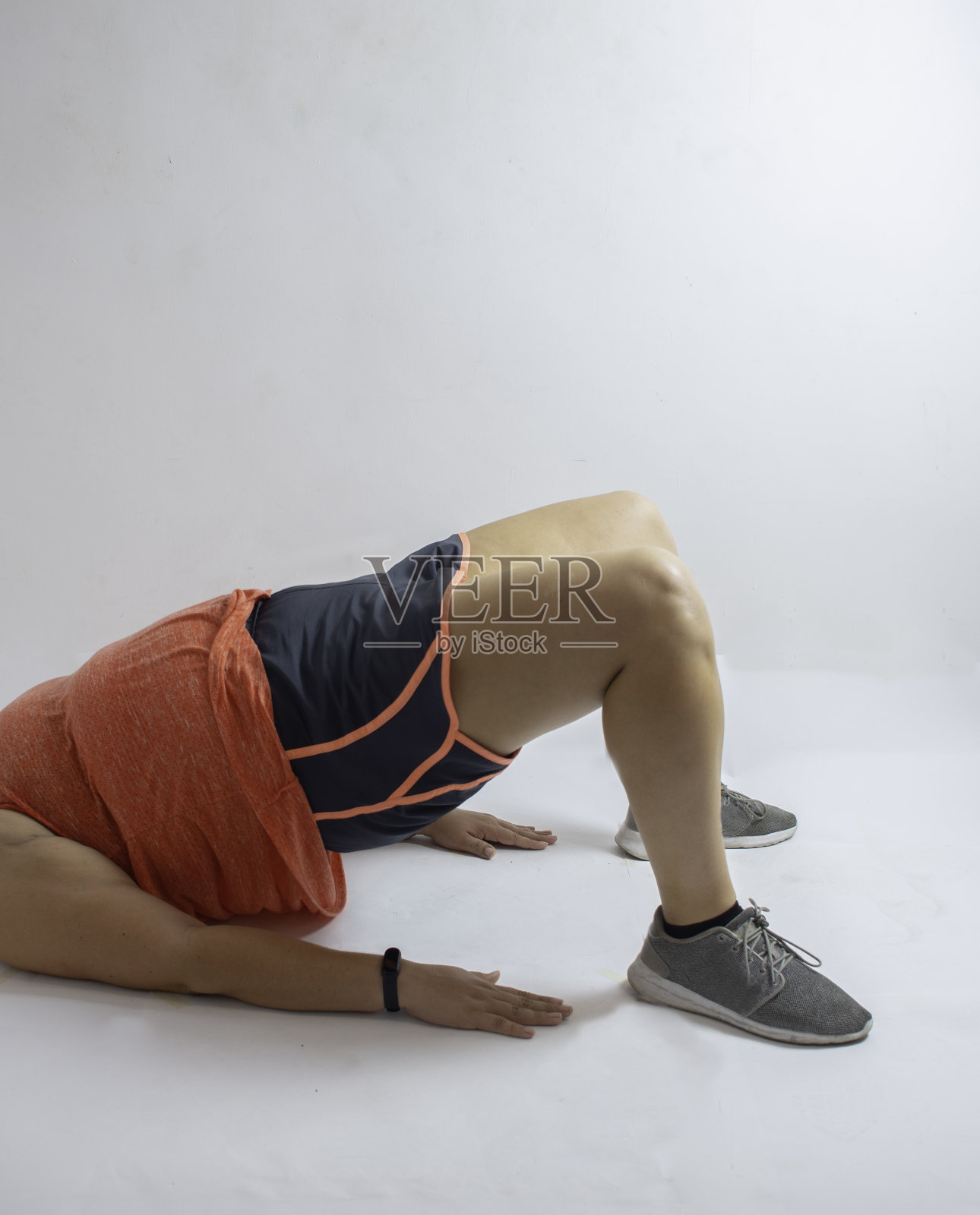 白人女子在白色背景下做臀桥运动照片摄影图片