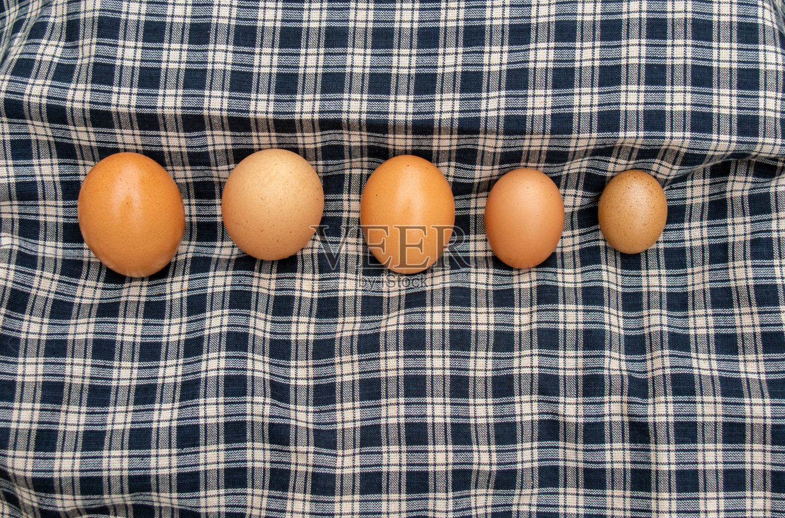 一批大小不一的鸡蛋。照片摄影图片