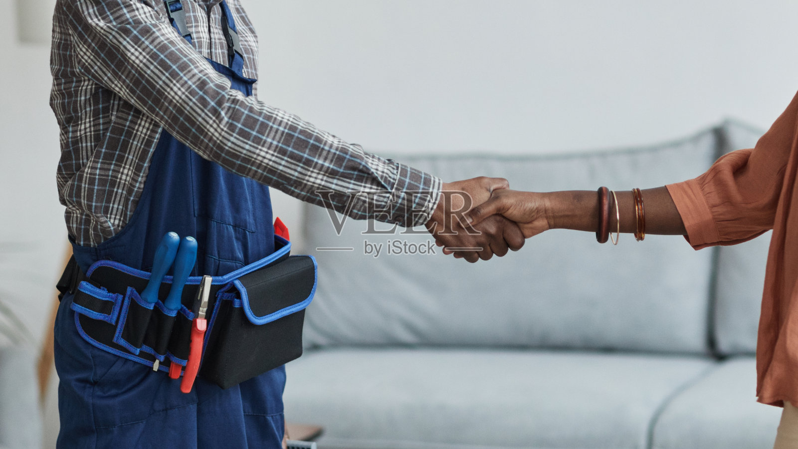 非洲裔美国妇女与杂工握手照片摄影图片