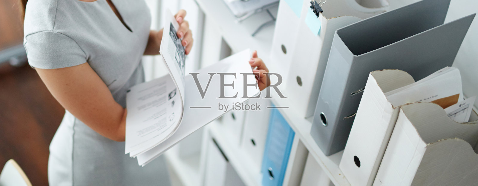 会计在工作中照片摄影图片