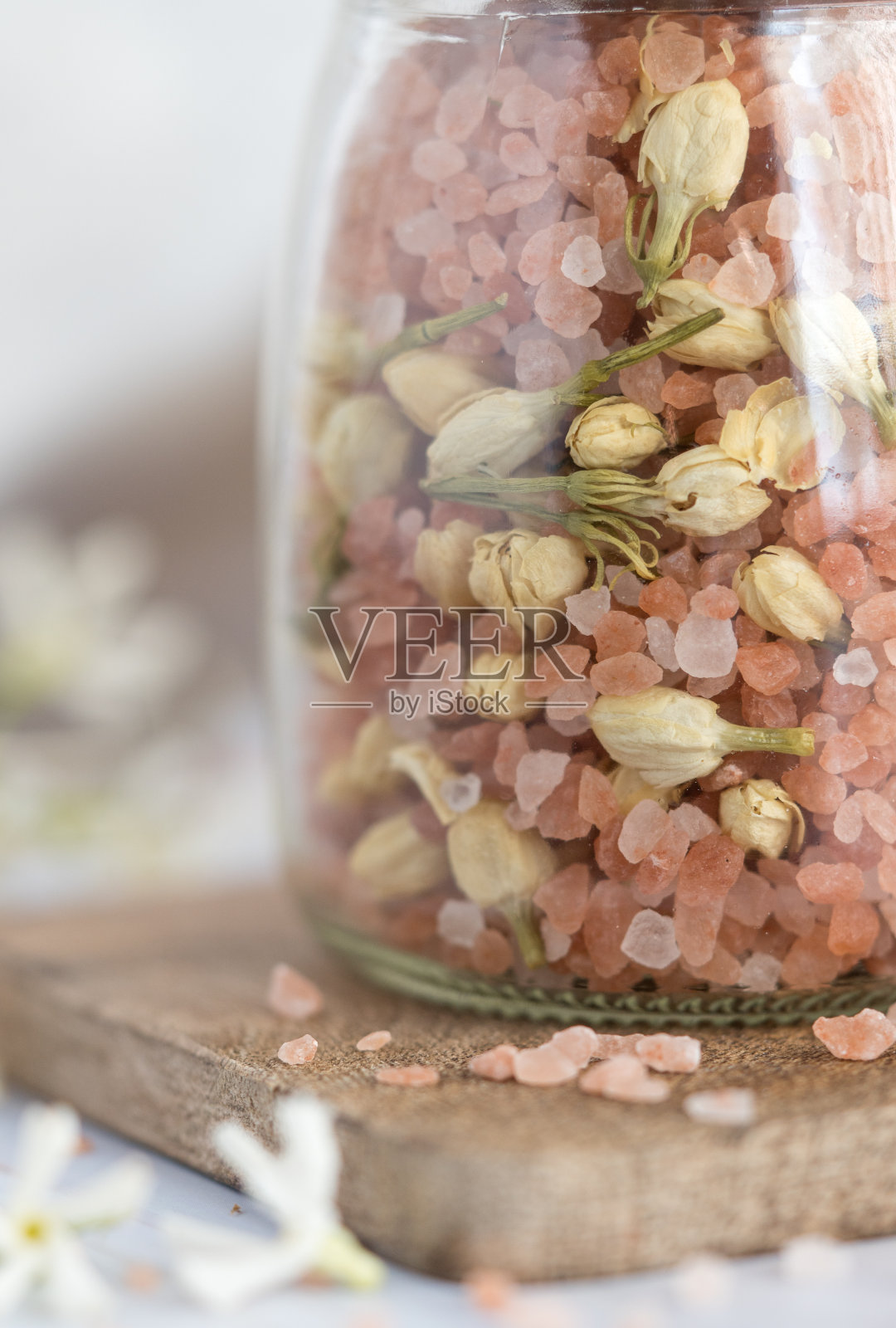 水疗和健康植物和草药天然浴盐照片摄影图片