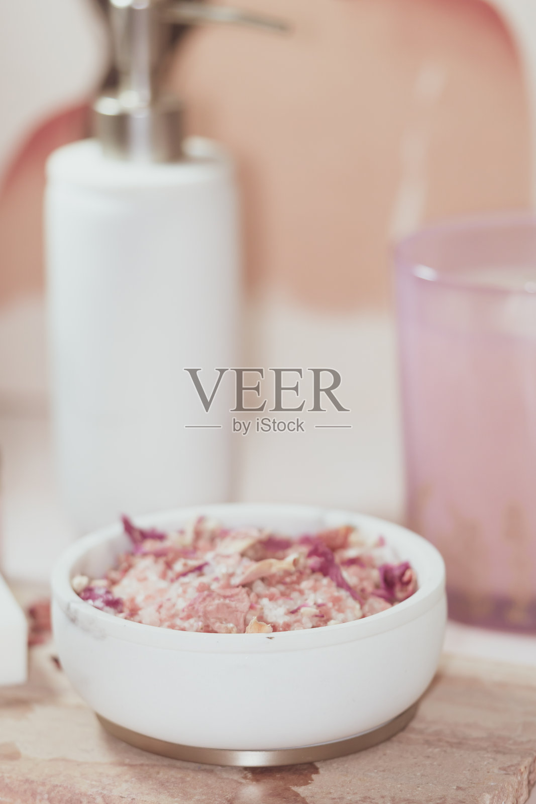 水疗和健康植物和草药天然浴盐照片摄影图片