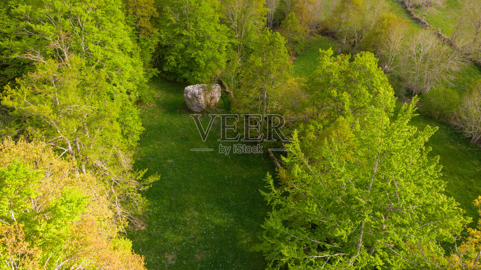 从无人机拍摄的西班牙北部帕西奥山照片摄影图片