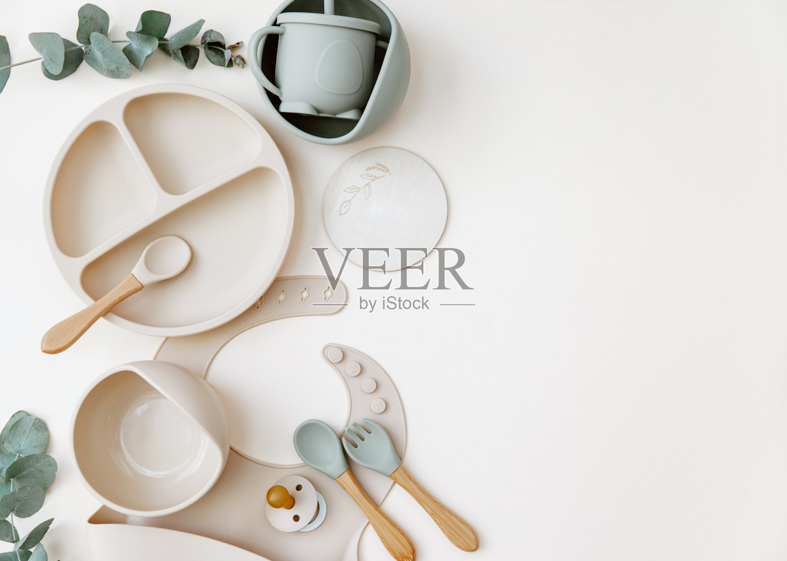 婴儿餐桌设置背景。硅胶设置在光背景。放置文本，复制空间。俯视图，平放。照片摄影图片