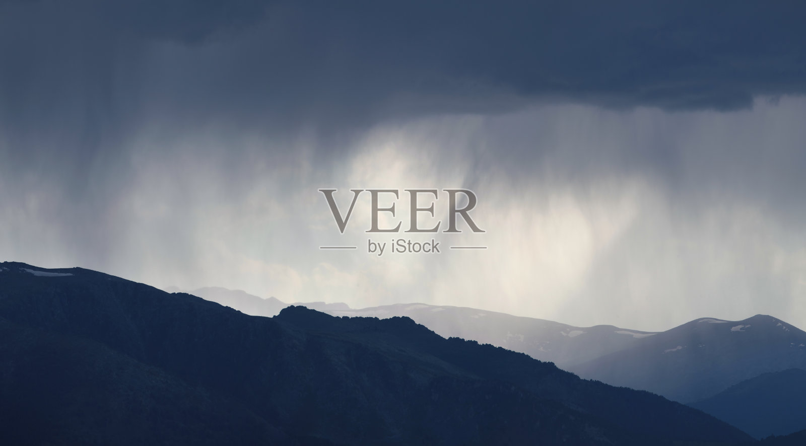 山上正在下雨，天气不好照片摄影图片