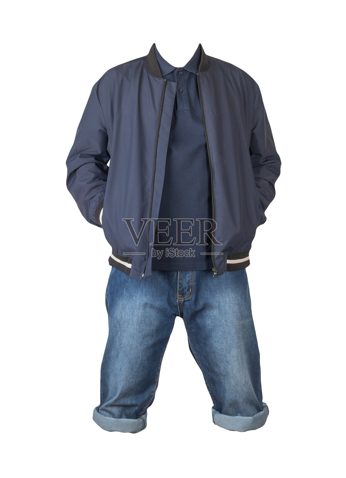 牛仔短裤，t恤与领口上的纽扣和夹克上的拉链孤立的白色背景照片摄影图片