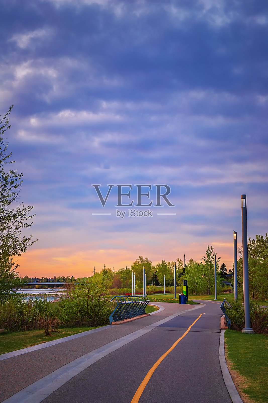 公园小路上的日出云照片摄影图片