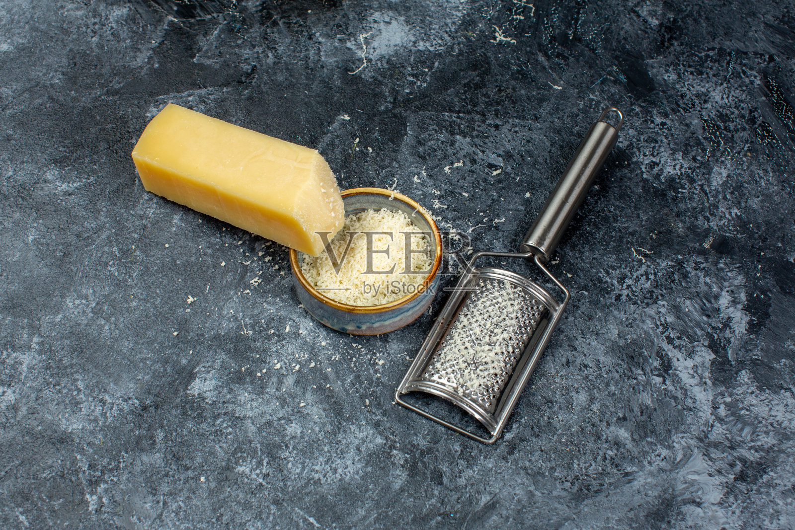 烹饪过程中被女人磨碎的奶酪照片摄影图片