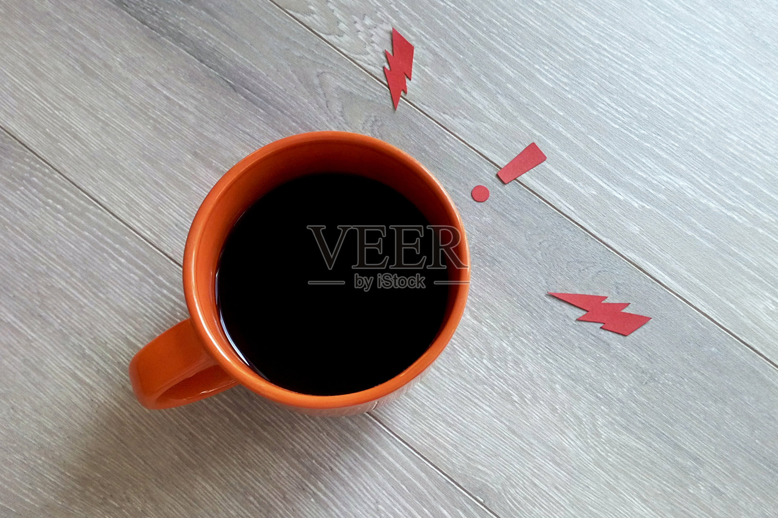 一杯提神的咖啡拉链感叹号象征早晨精力充沛照片摄影图片