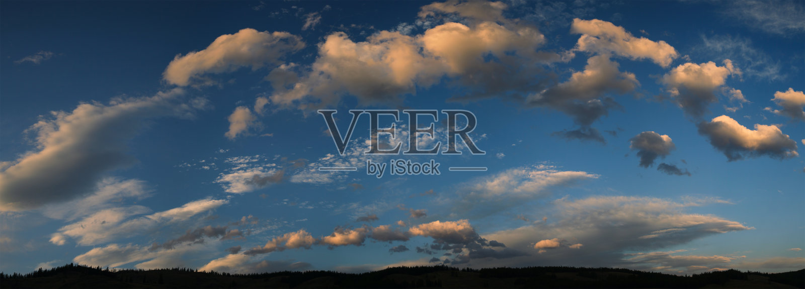 美丽的晚霞天空，全景照片摄影图片