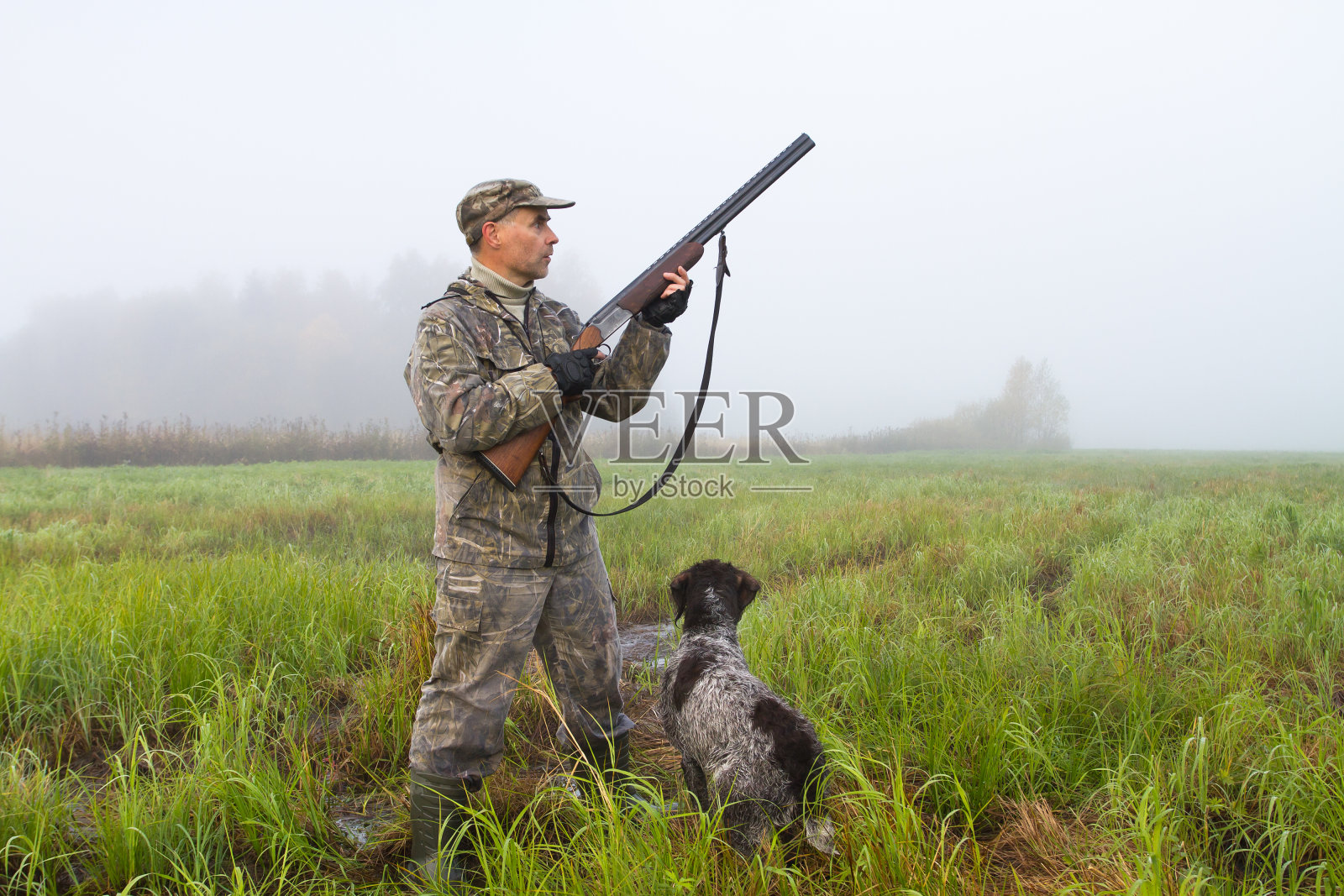 猎人和他的狗开始了狩猎照片摄影图片