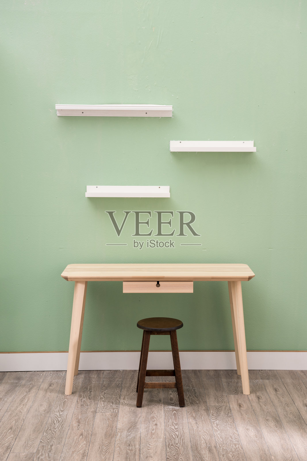 现代家居空平墙和搁板木桌照片摄影图片