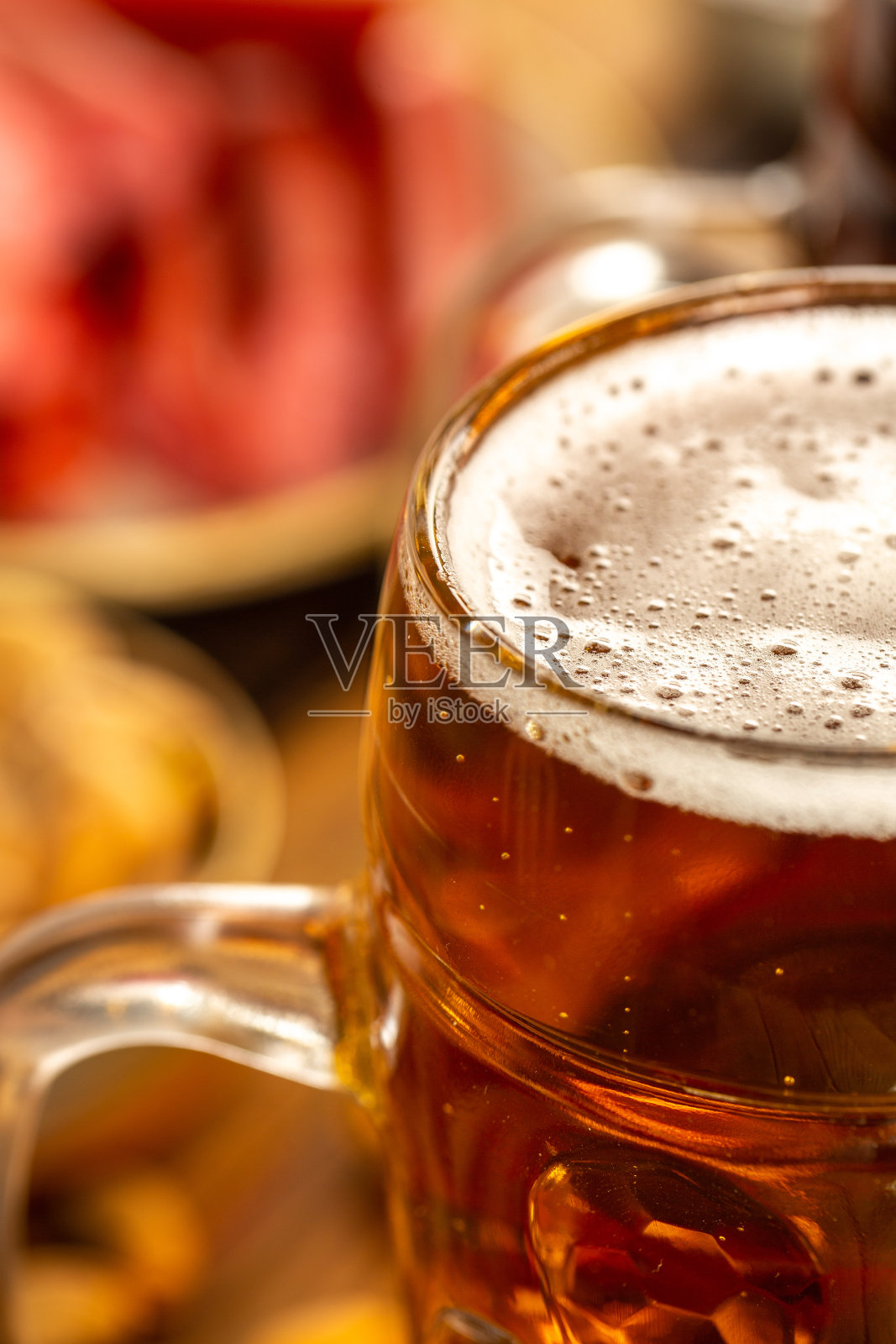 工作室里用玻璃杯装的淡啤照片摄影图片