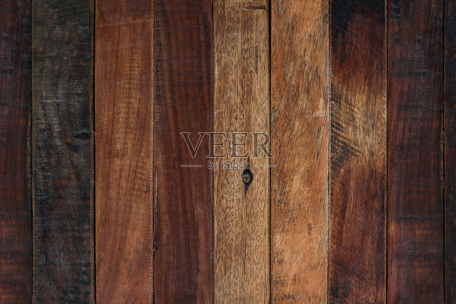 深色木材背景纹理与风化的农家谷仓外观照片摄影图片