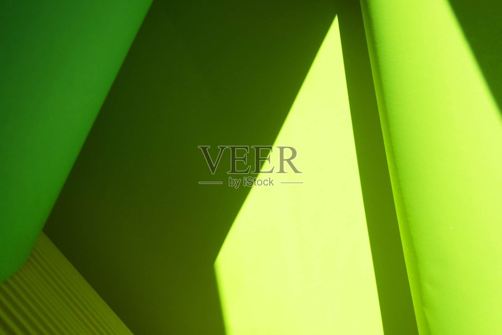 珊瑚色，绿色和黄色卷纸背景。照片摄影图片