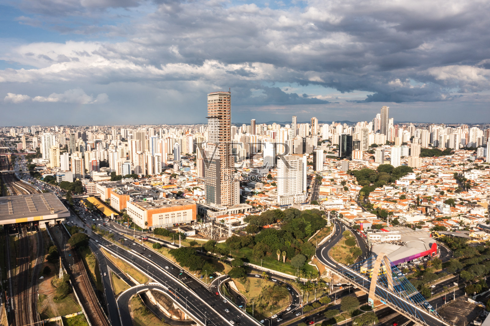 鸟瞰图圣保罗城市在巴西-径向莱斯特-塔图佩照片摄影图片