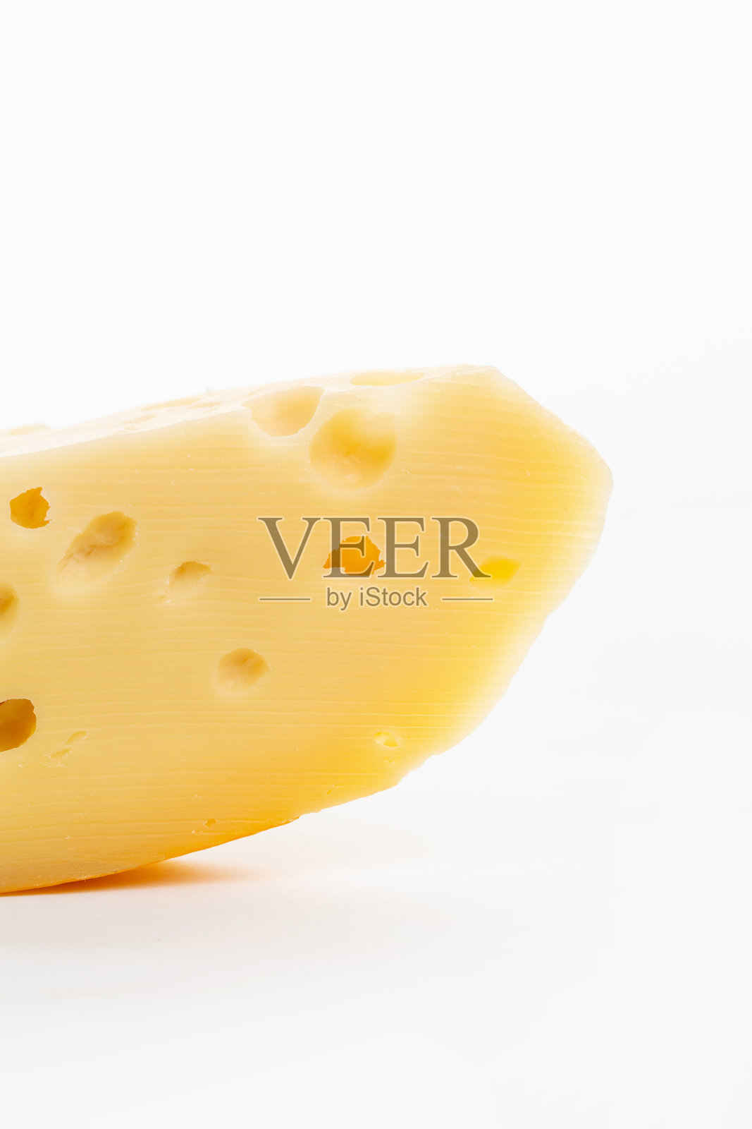 白色背景上的一块奶酪照片摄影图片