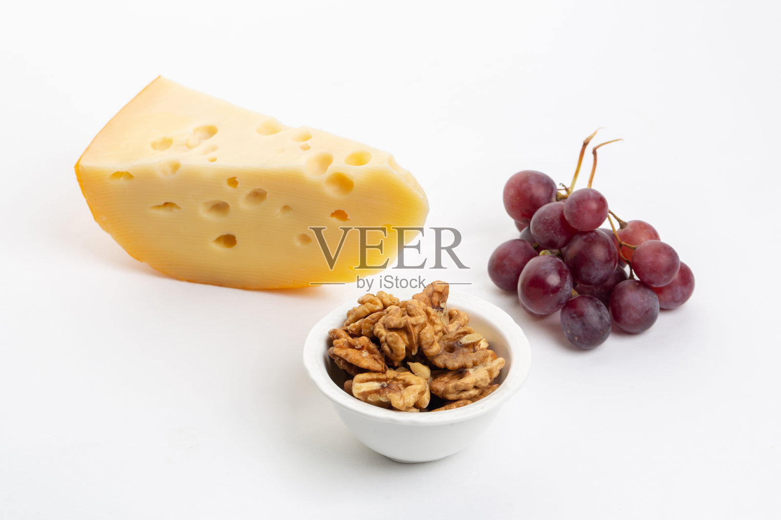 大洞，奶酪，葡萄和核桃照片摄影图片