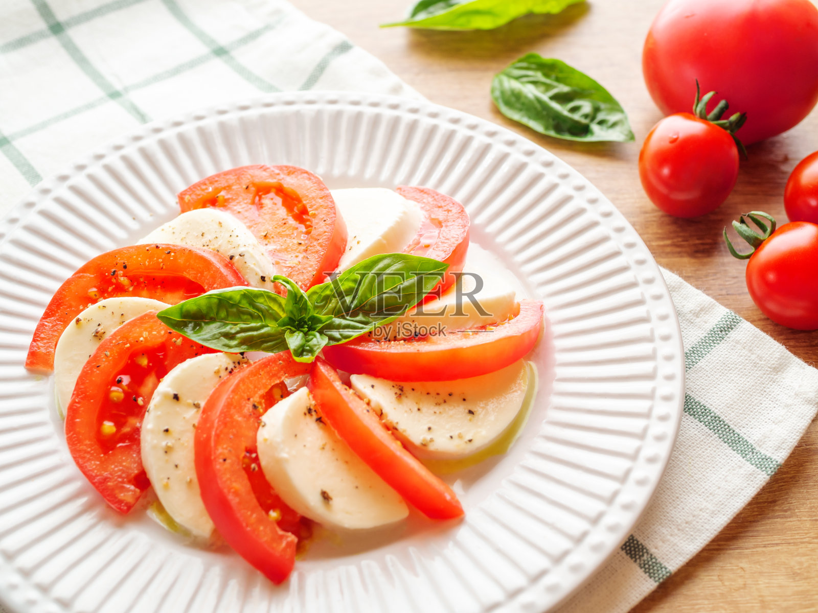 番茄沙拉配马苏里拉奶酪和罗勒照片摄影图片