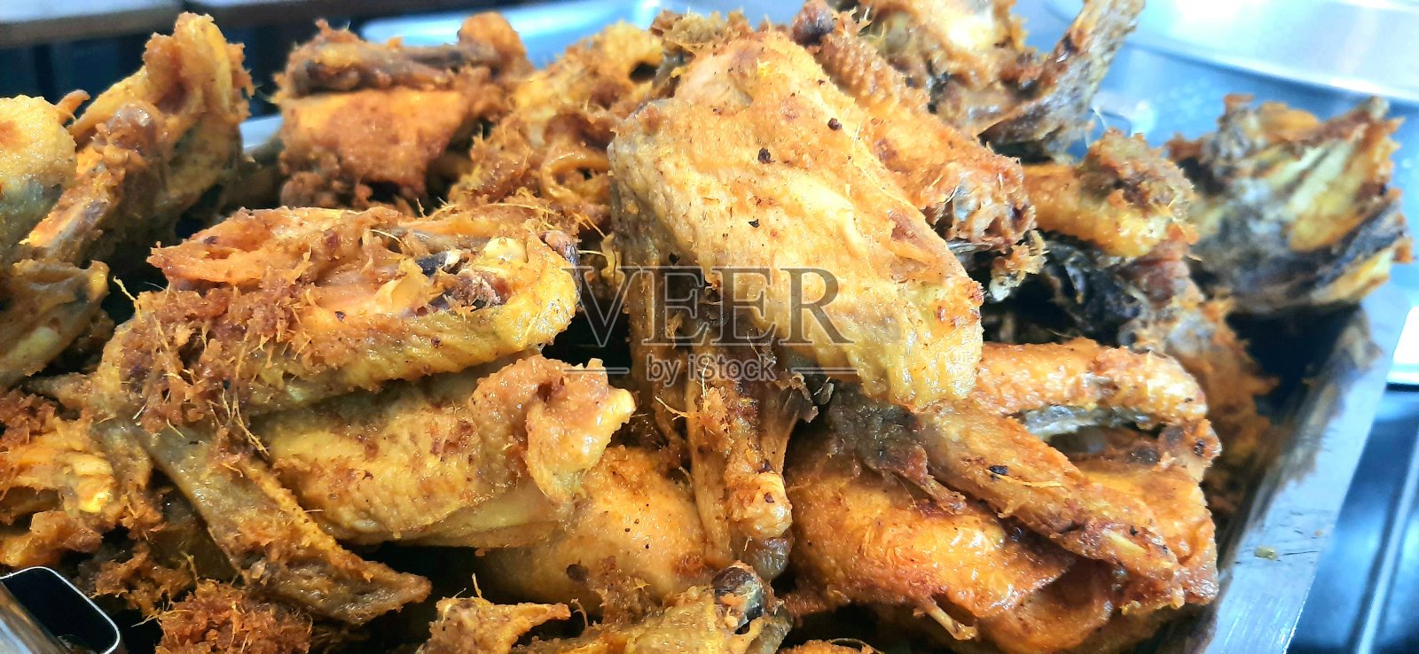 传统炸鸡（Ungkep炸鸡）照片摄影图片