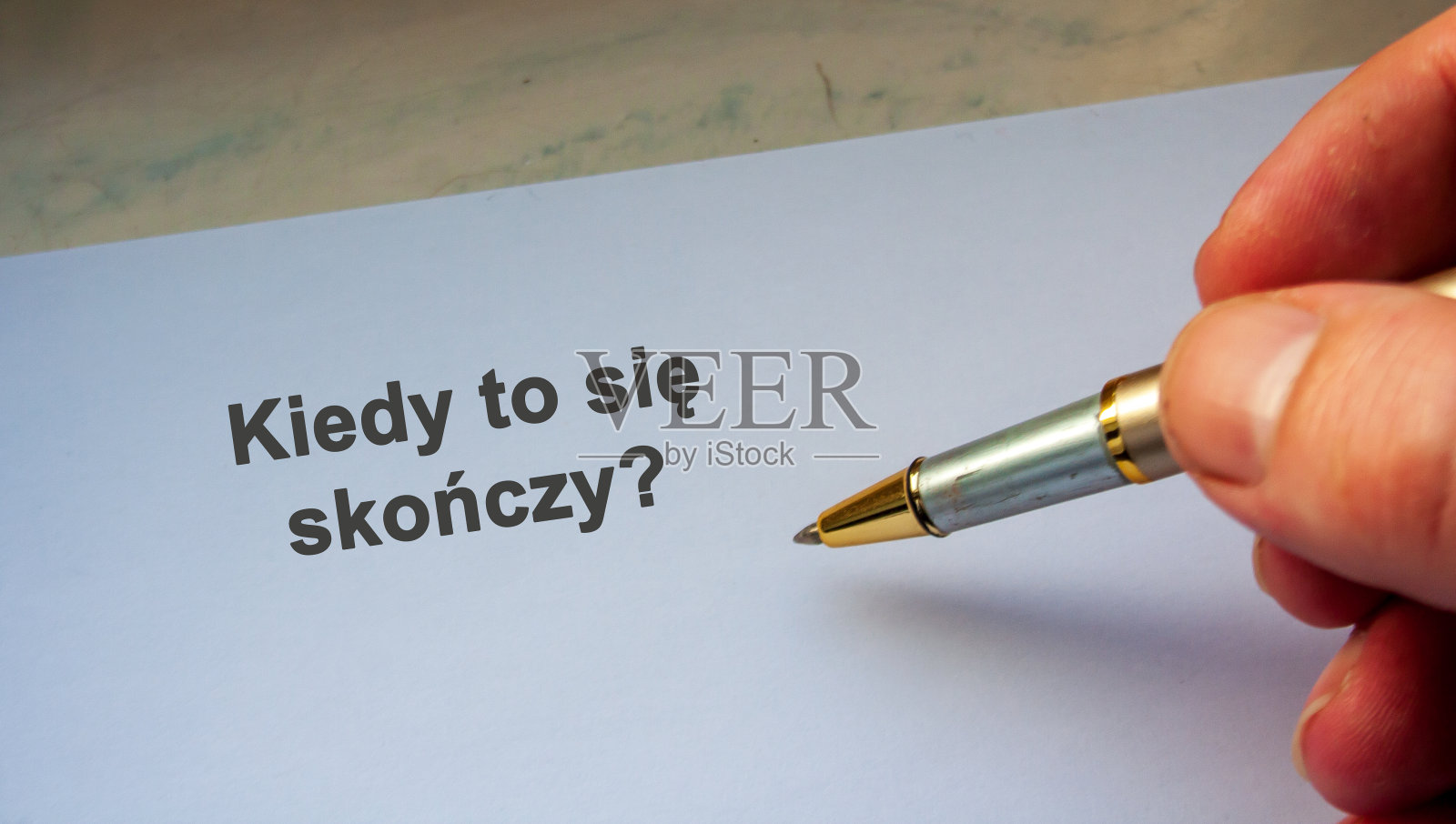 波兰语文本“Kiedy to sie skonczy?”英语是“这一切何时才会结束?”停止或再见covid的想法照片摄影图片