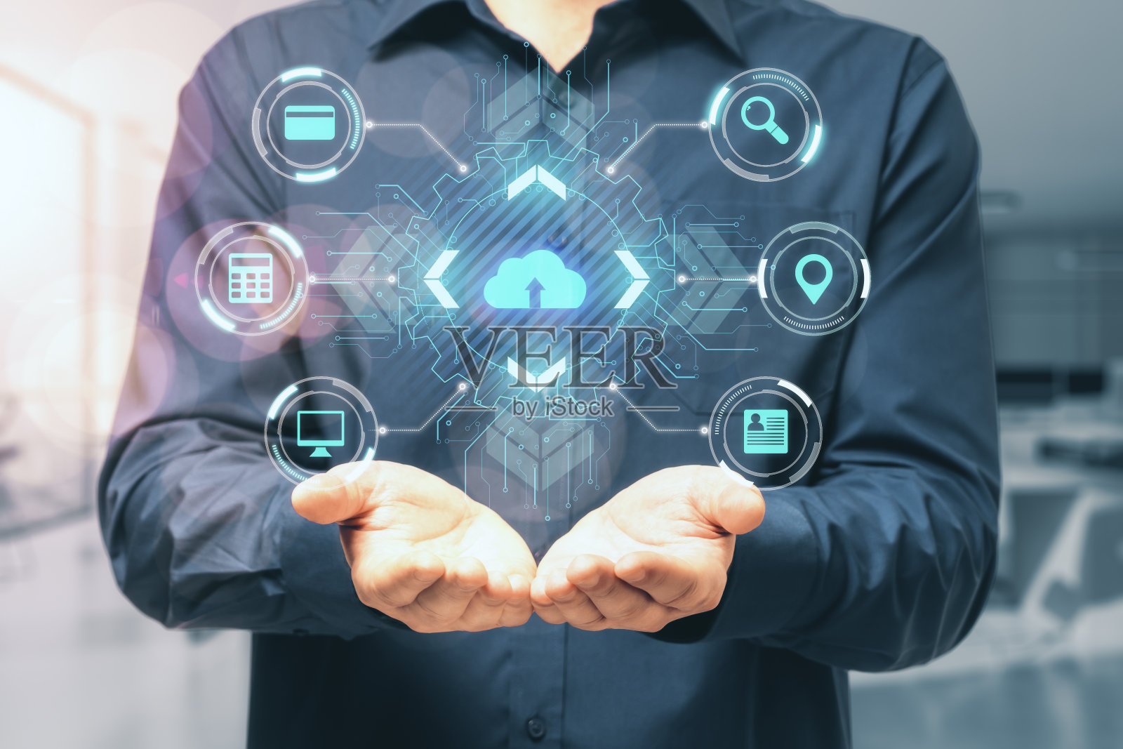 云服务和大数据概念与数字屏幕，云和计算符号的手掌心背景。照片摄影图片