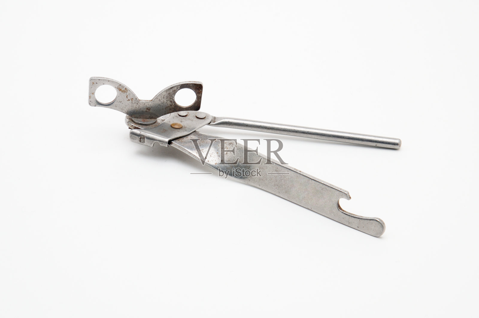 开瓶器和罐头上的白色背景照片摄影图片