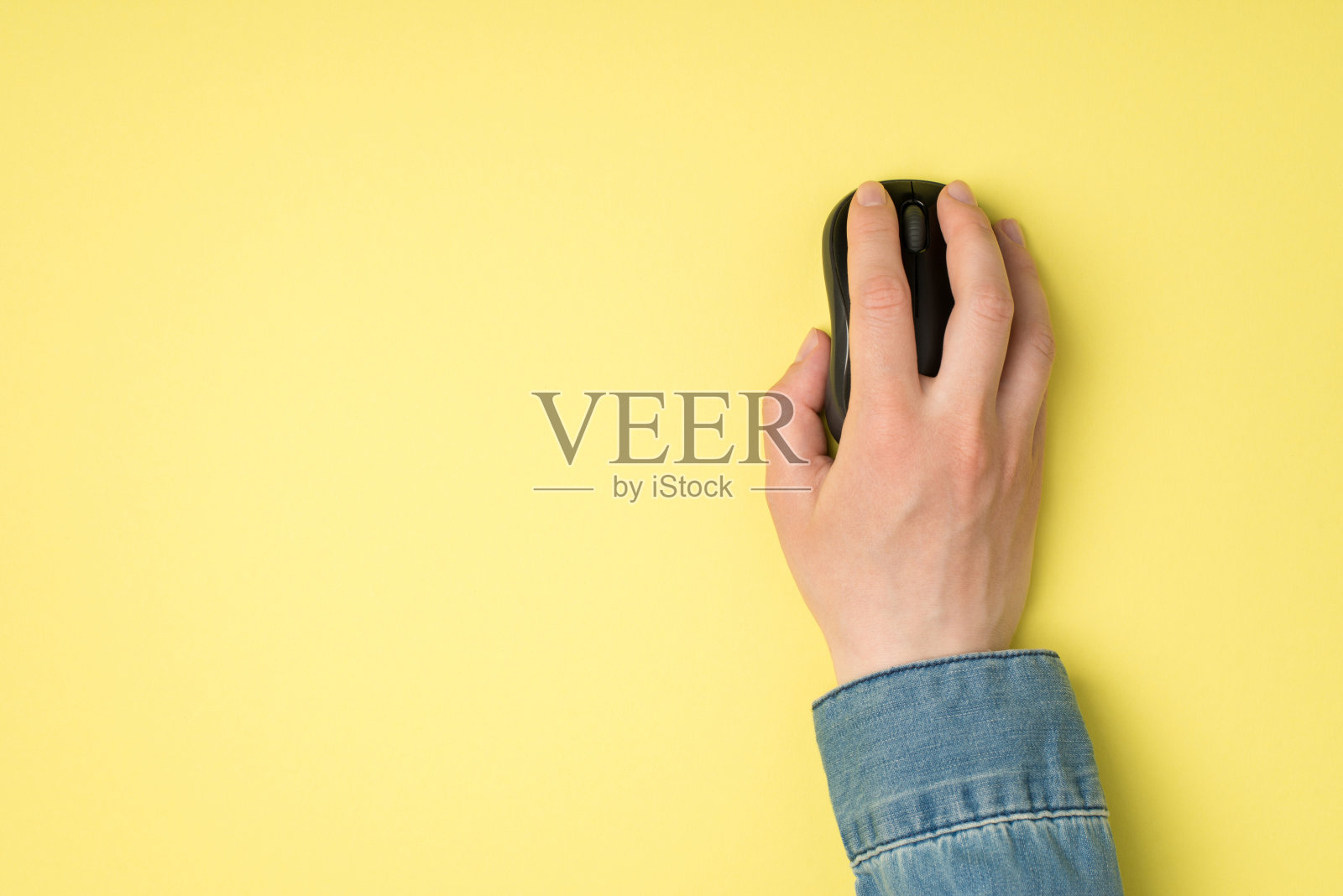 第一人称俯视图照片的女性手与黑色电脑无线鼠标在孤立的黄色背景与拷贝空间照片摄影图片