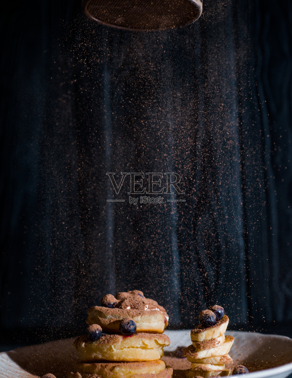 小煎饼配酸奶油，巧克力，香蕉，洒上可可，家常菜，美味的芝士蛋糕照片摄影图片