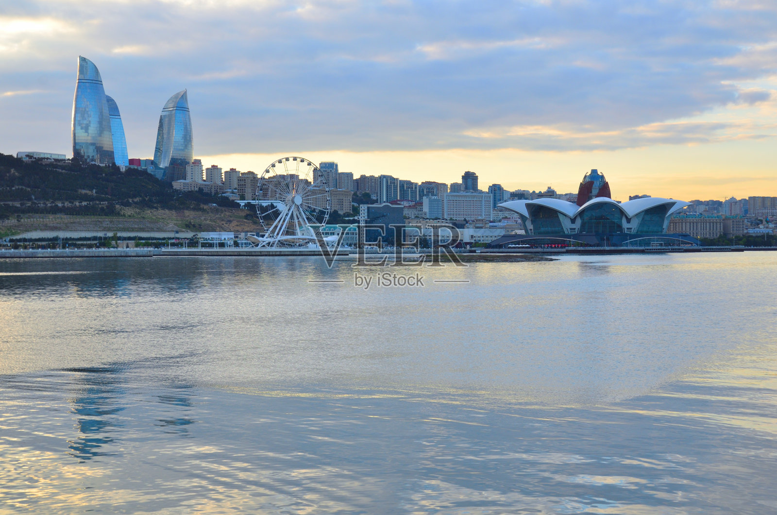 全景摩天轮，购物娱乐中心和酒店中心在巴库照片摄影图片