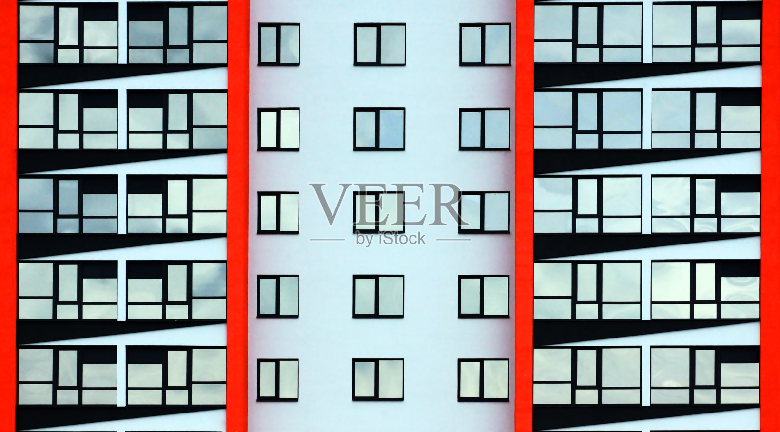 现代多套住宅建筑对称外观的碎片。照片摄影图片