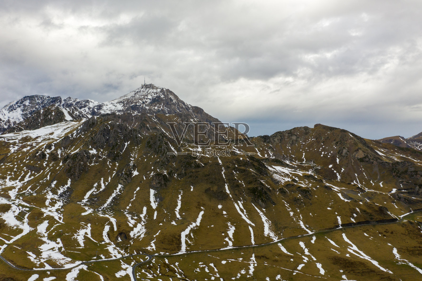 鸟瞰图山谷和山脉后的第一场雪附近的村庄拉蒙吉。法国比利牛斯山脉照片摄影图片