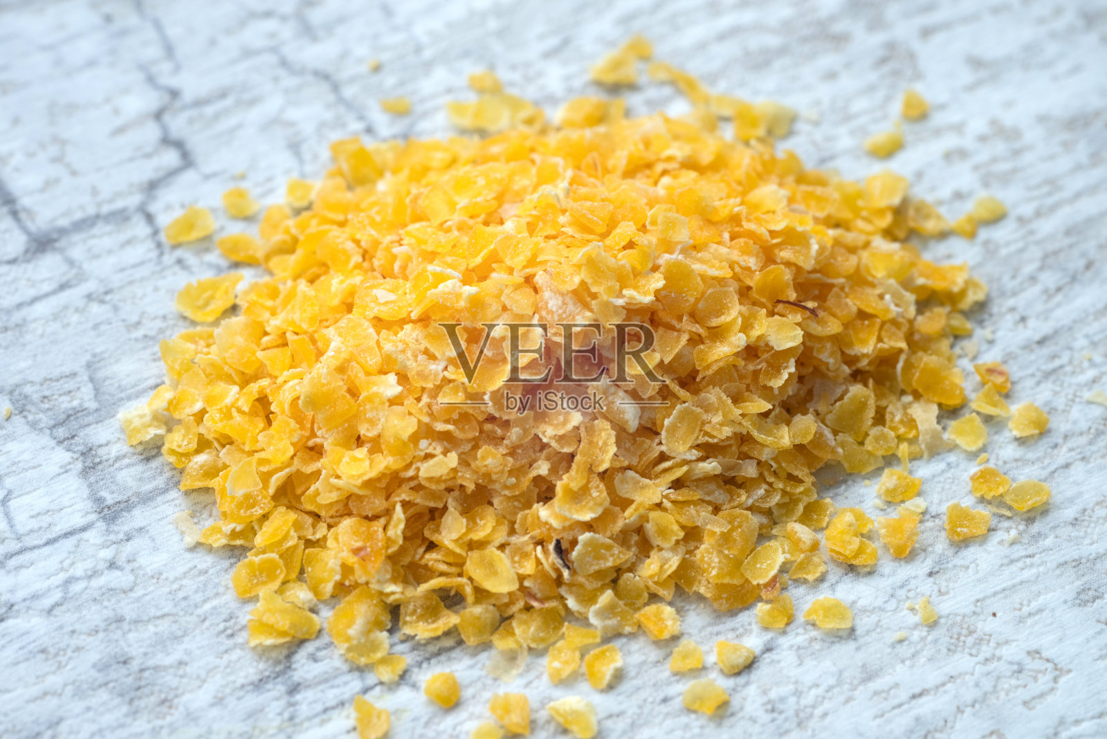 一把玉米片桌上的快餐。照片摄影图片