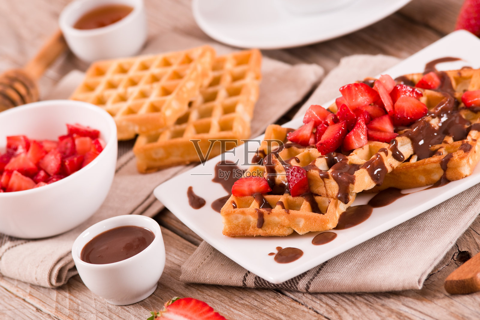 草莓和巧克力奶油华夫饼。照片摄影图片